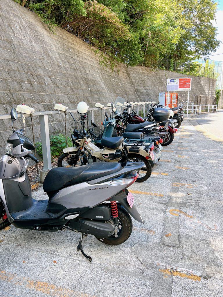 表参道のバイクの駐車場