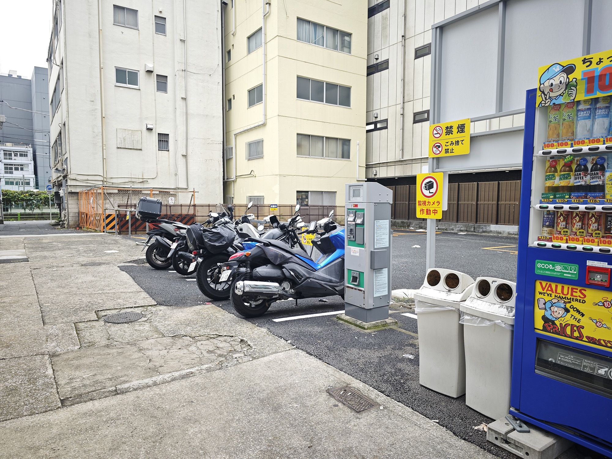 神田のバイク駐車場