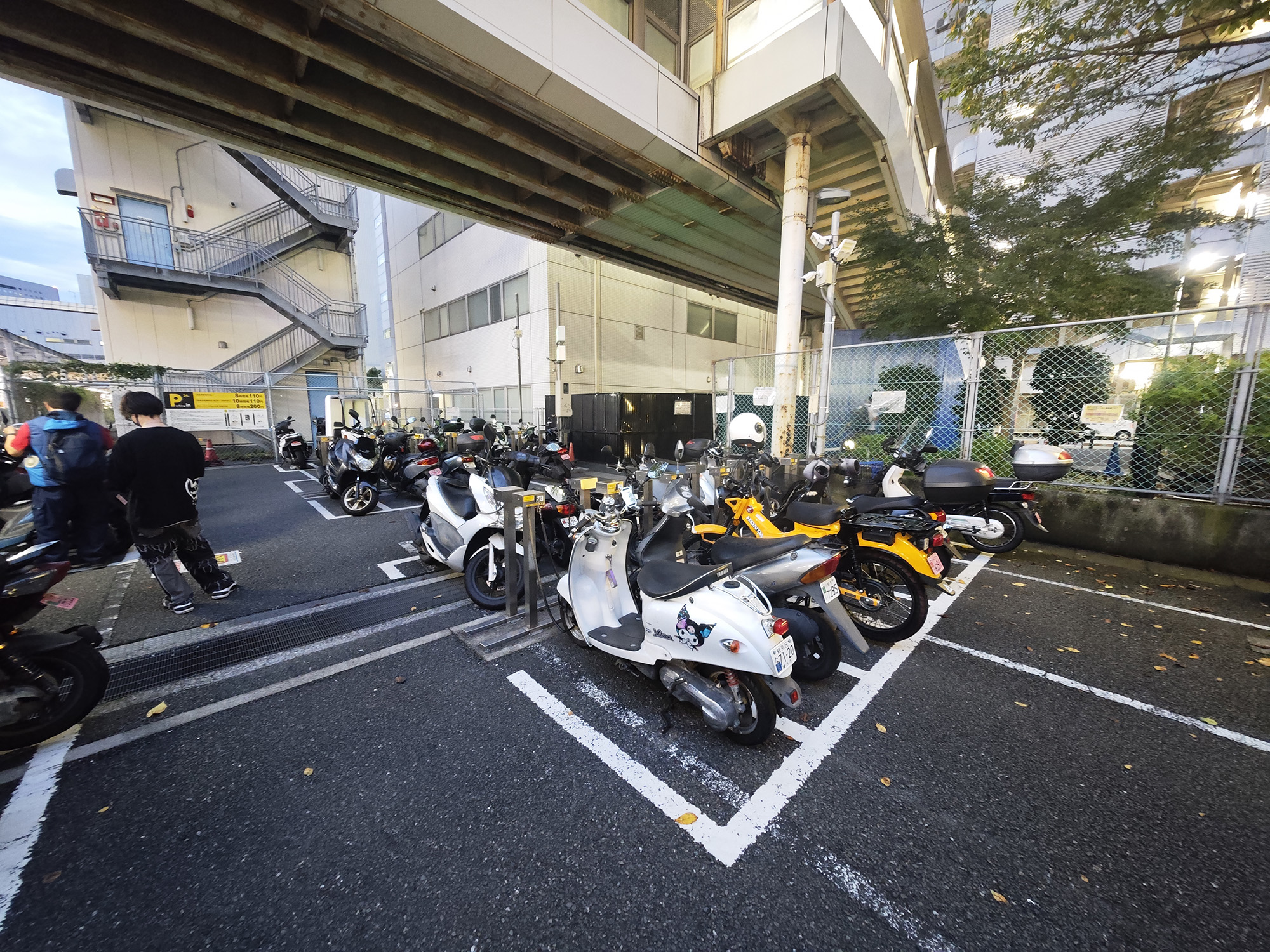 川崎のバイク駐車場