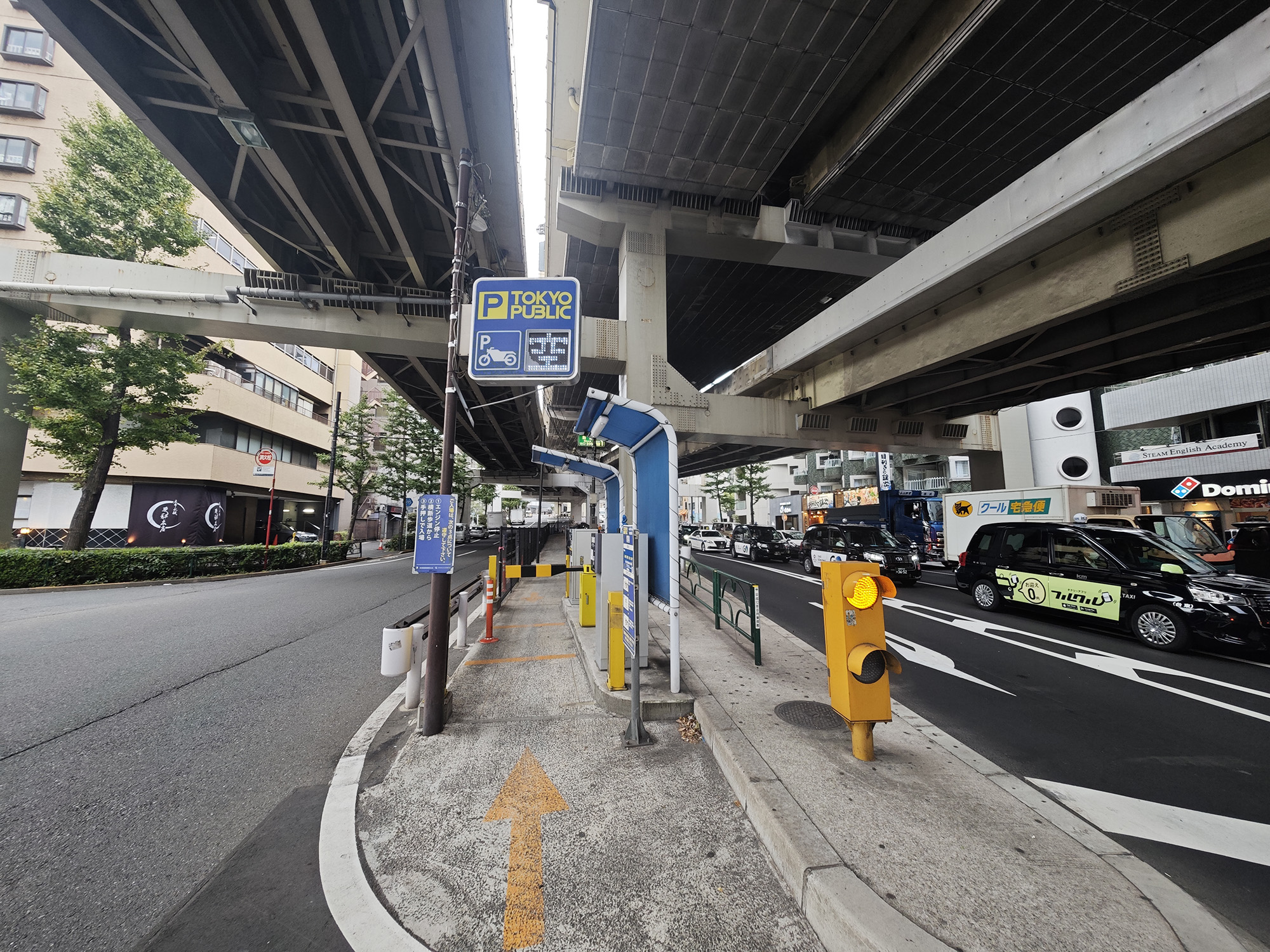 麻布十番のバイク駐車場