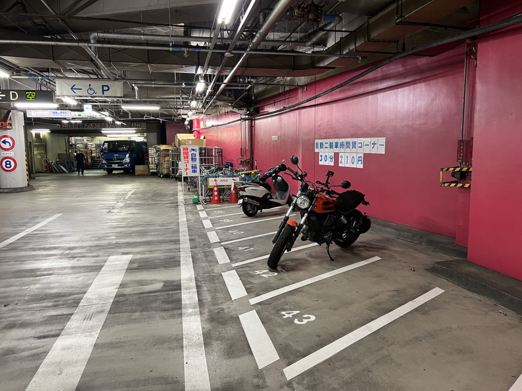 新宿のバイク駐車場！新宿駅近辺の時間貸しバイク駐車場7選！！ - T.M.E. Chronicles