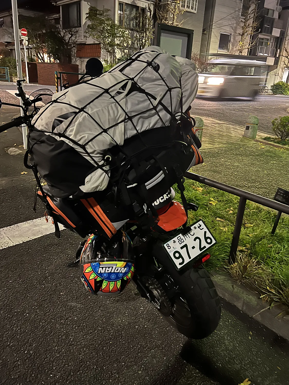 フェリー帰省の時のバイクの荷物。船内ではほとんど使わなかったので失敗