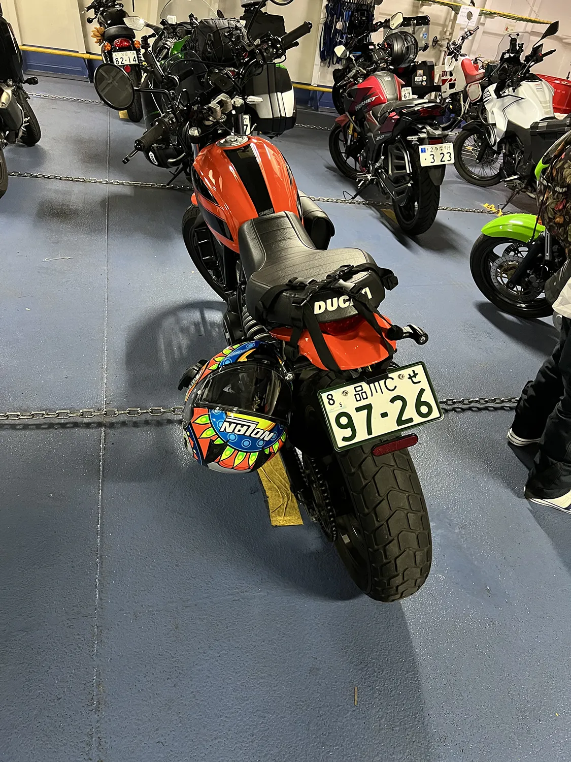 フェリー帰省：バイクを駐車して固定