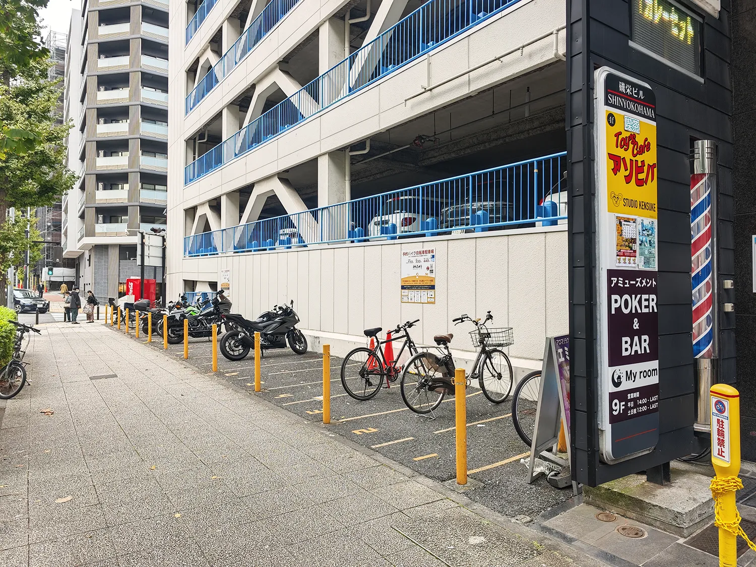 新横浜のバイク駐車場