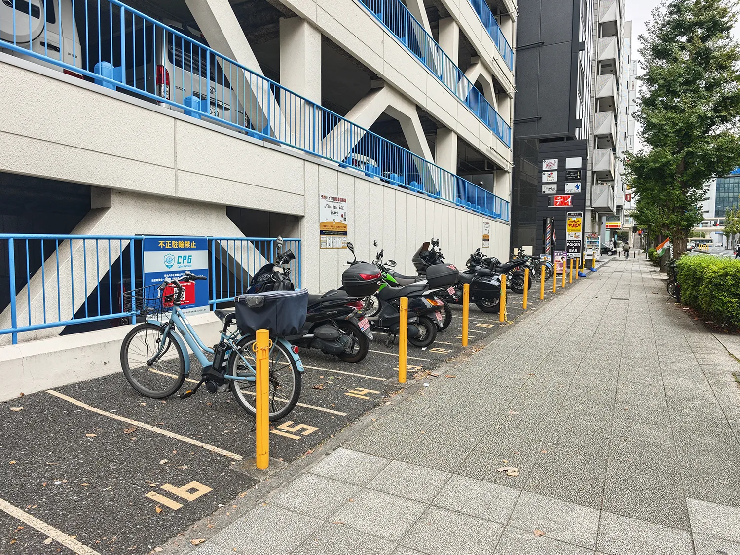 新横浜のバイク駐車場