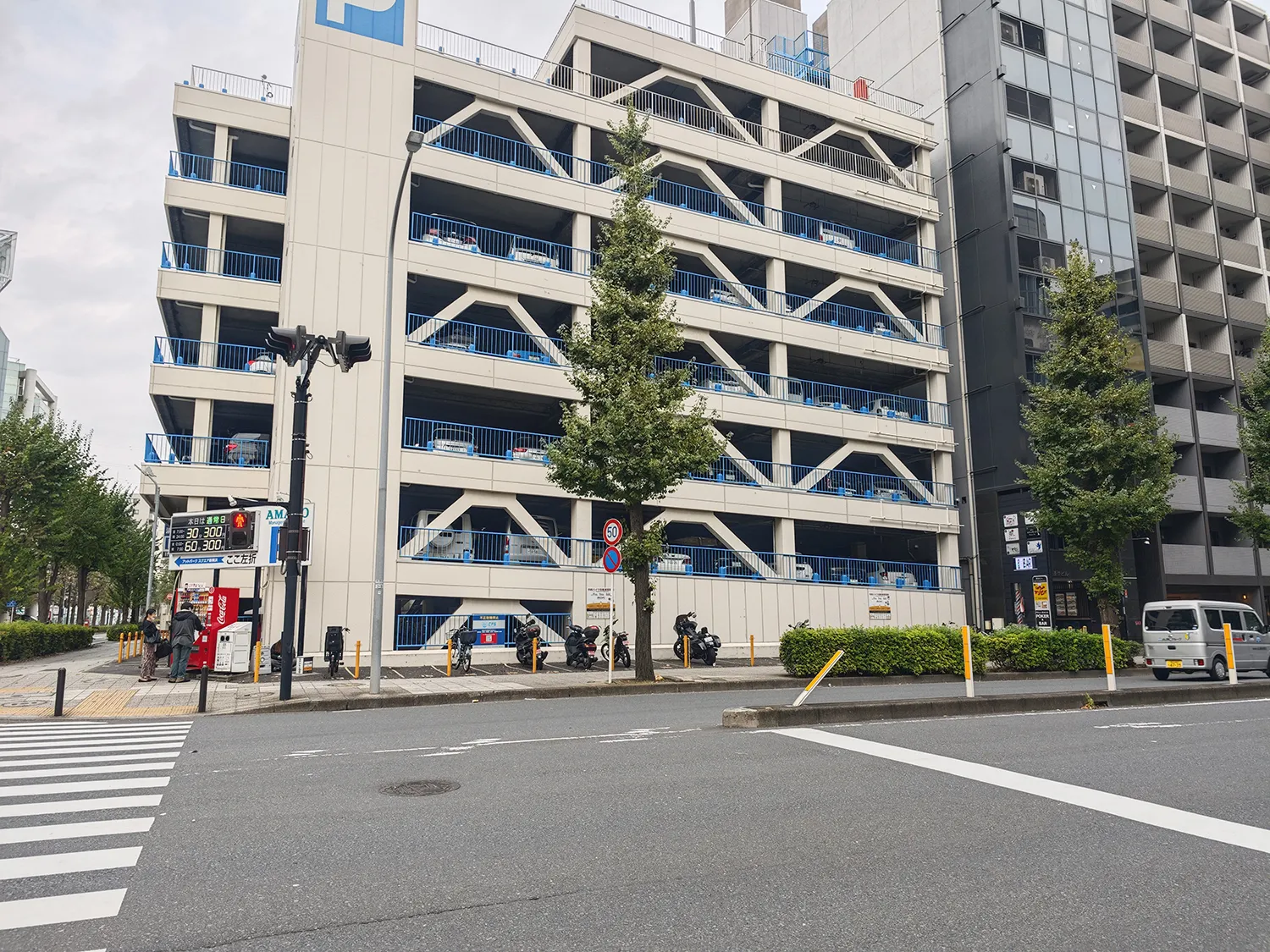 新横浜のバイク駐車場