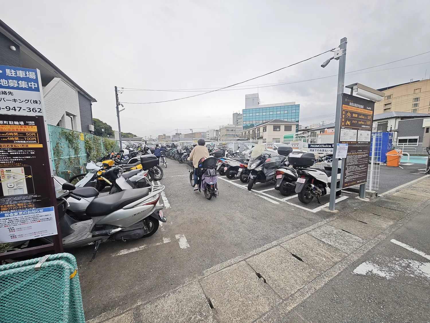 新横浜のバイク駐車場