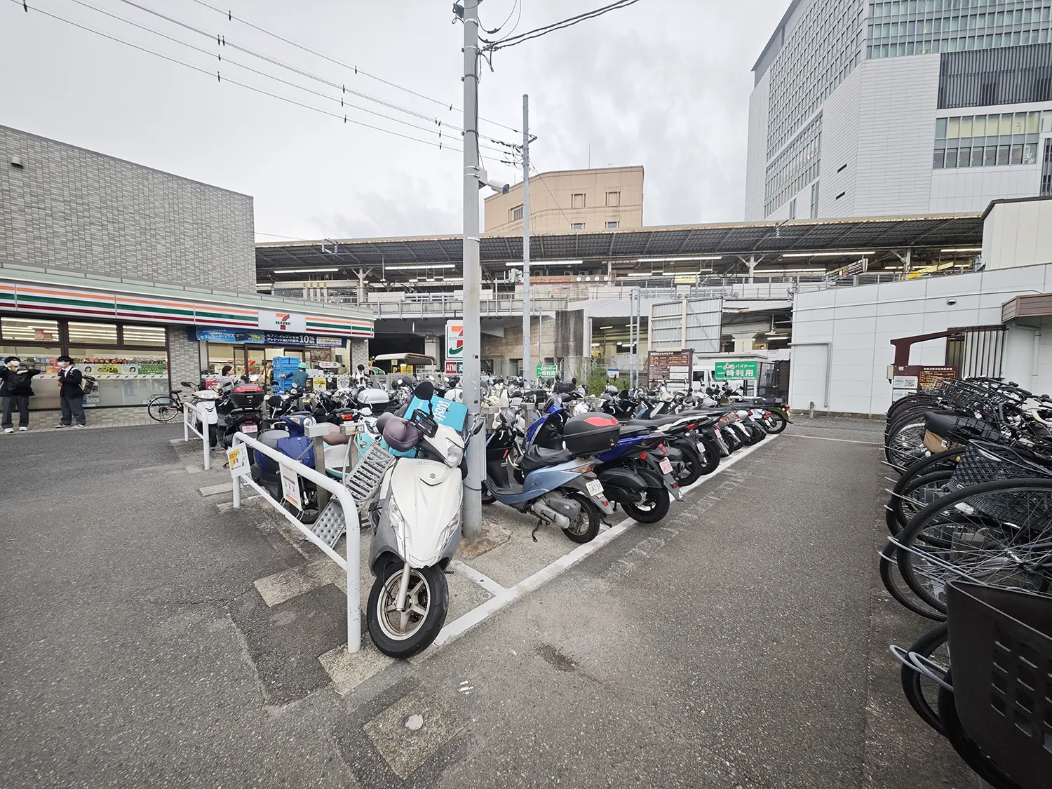 新横浜のバイク駐車場