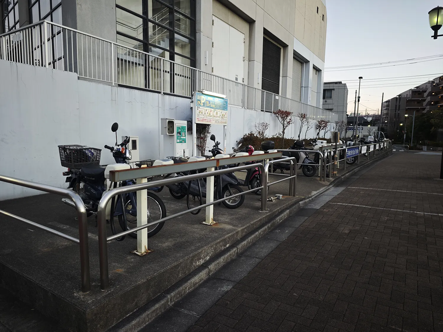 王子駅南口原付駐車場